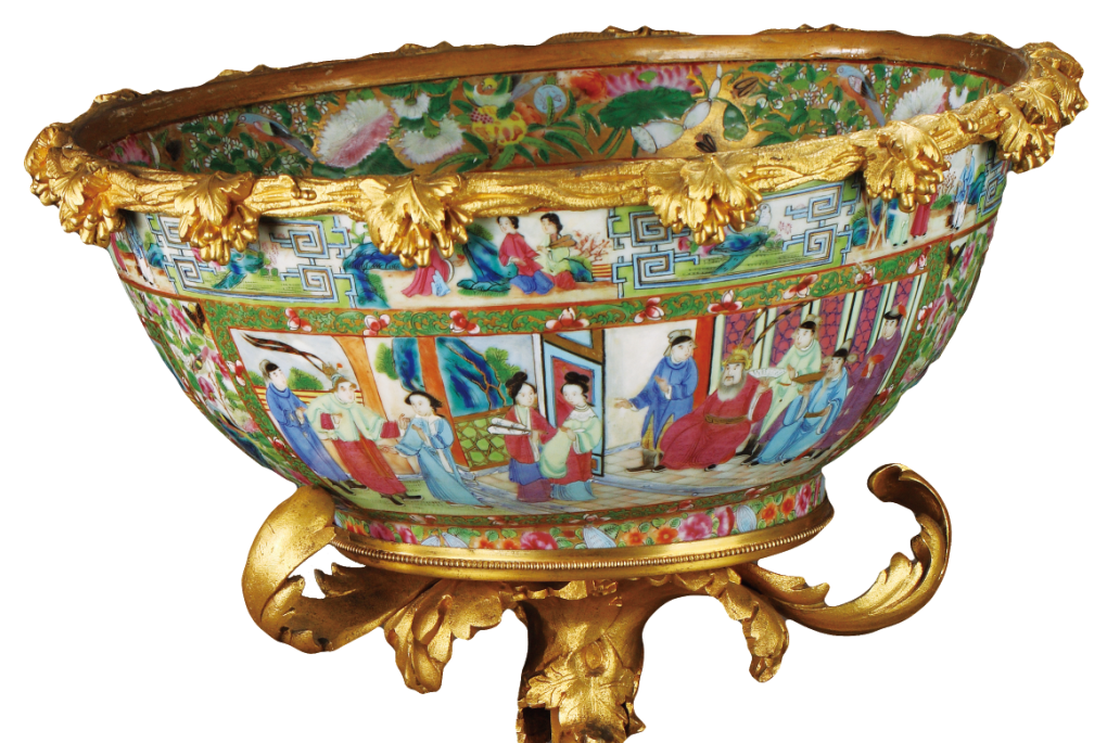 圖為清道光廣彩描金花鳥人物紋鑲天使銅座大碗細(xì)節(jié)圖，內(nèi)口沿以花鳥瓜果紋作裝飾帶，內(nèi)壁及碗底皆繪人物故事圖。外口沿繪庭院人物圖及開窗花鳥紋。外壁開兩大窗繪人物故事圖，圈足飾花卉紋一周。（來源：廣州十三行博物館）