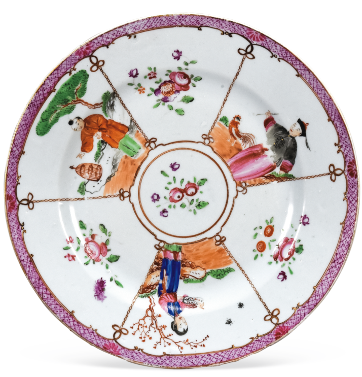 圖為清中期廣彩開光花卉人物紋碟。碟內六個扇形開光分別繪人物、花卉紋，人物形象是廣彩常用紋飾圖案“滿大人合家歡”，只是此碟將合家歡圖案一分為三。（來源：廣州十三行博物館）