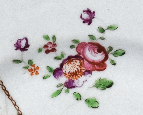 圖為清中期廣彩開光花卉人物紋碟細節(jié)圖。（來源：廣州十三行博物館）