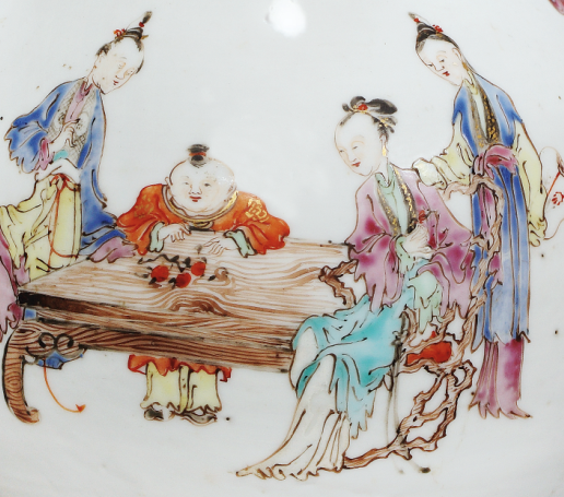 圖為清雍正廣彩人物紋長頸瓶細(xì)節(jié)圖，腹部繪仕女嬰戲圖。此器胎體潔白，畫工精美，色澤鮮明。（來源：廣州十三行博物館）