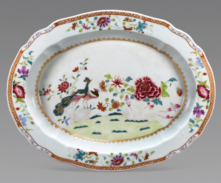 圖為清乾隆粉彩孔雀牡丹紋橢圓盤，盤沿繪四組折枝花卉圖，盤心以金彩繪瓔珞紋一周，繪孔雀牡丹紋，孔雀展屏與怒放的牡丹相映成彰，寓意吉祥如意，大富大貴。（來源：廣州十三行博物館）